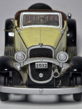 Hallmark 1999 Keepsake Ornament 1932 Chevrolet Standard Sports Roadster